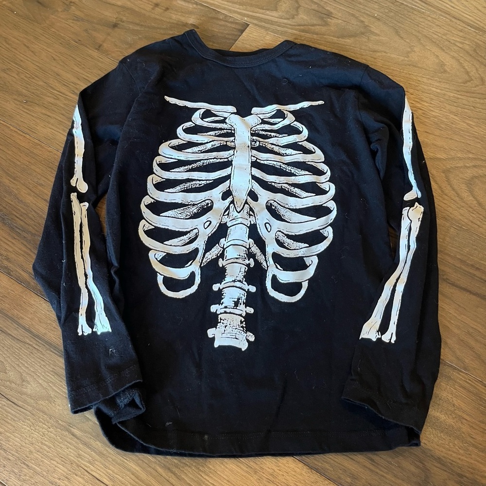 glow in the dark skeleton long sleeve
Halloween
Kids size M